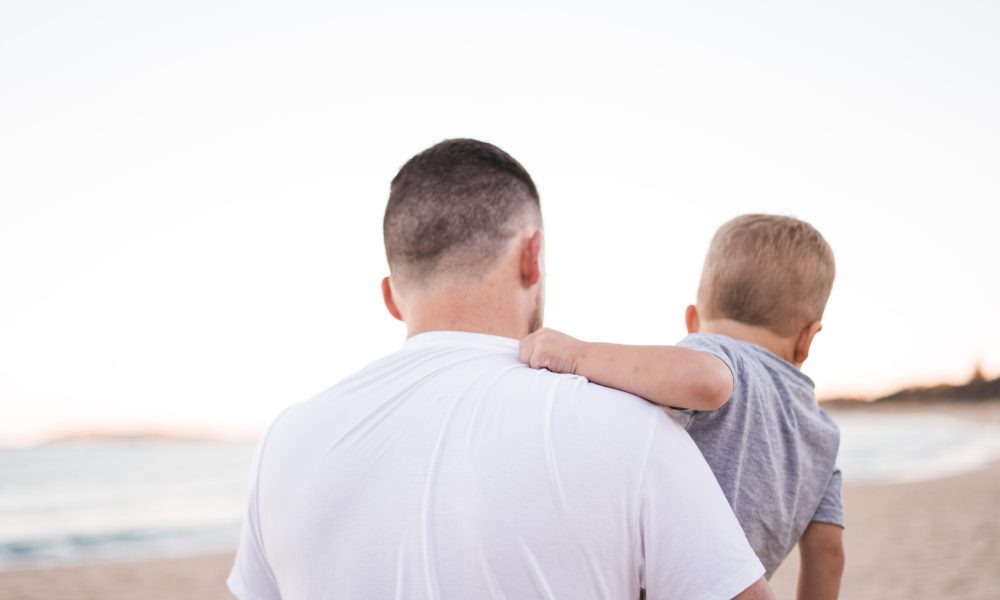 vader en zoon op strand